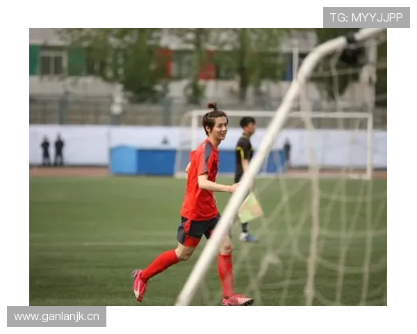 乔治今天穿得像个贵妇，球场上演反差大戏了吧？