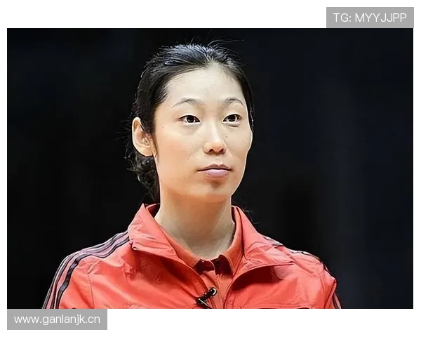 刷到朱婷下车那一刻：黑色豪车、名牌挎包，楼下阿姨都盯着看