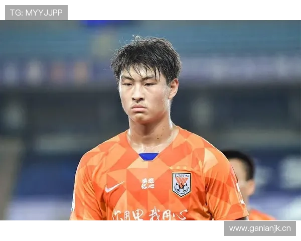 孙准浩在韩国喝个咖啡都要被球迷围住要签名，这待遇快赶上顶流爱豆了