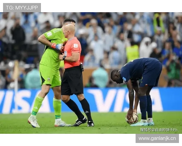 姆巴佩居然一天换好几套衣服，感觉星光大道甩我们一条街了！