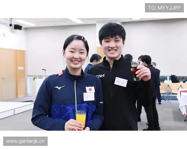 张本智和家的冰箱里塞满了能量胶，训练完直接啃三条