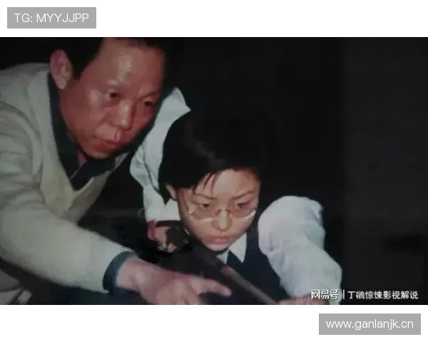 潘晓婷出场拎的包比我一个月房租还贵，真是又帅又让人羡慕到想吐