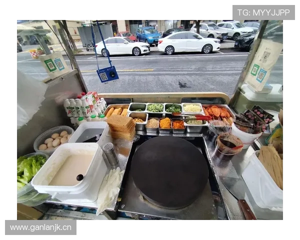 王濛排队买煎饼，手上那块表把整个摊位照成了VIP区